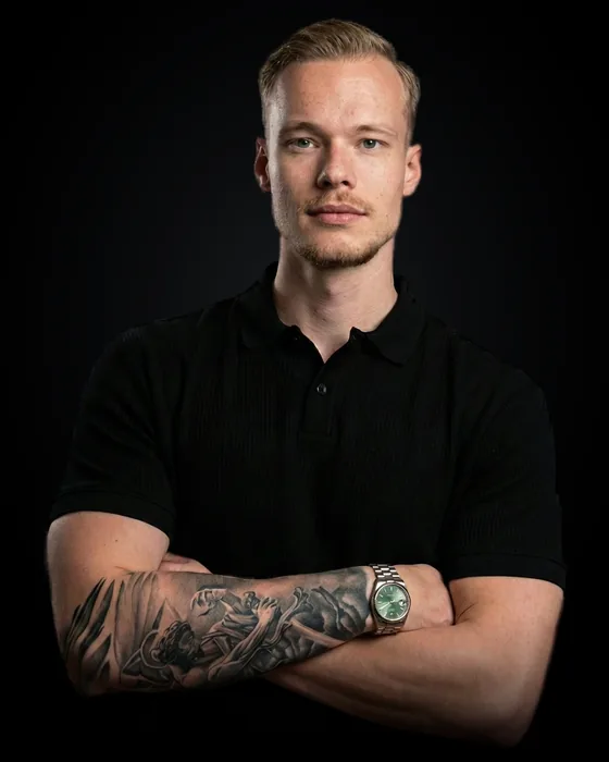 Eric Walther, Porträt vor dunklem Hintergrund.